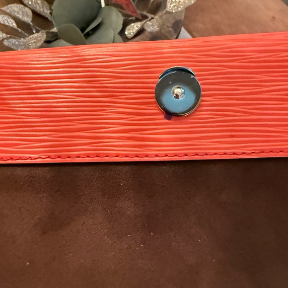 Louis Vuitton Clooney MM Handbag - Picture 10 of 16